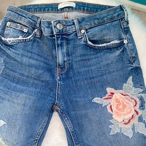 Zara embroidered jeans with fun flower detail #embroidered #zaradenim